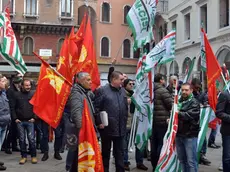 Interpress/ Gf:Tagliapietra. 16.11.2016.-Manifestazione dipendenti "super jet" e conferenza stampa del sindaco Brugnaro