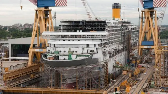 - Costa Favolosa nel bacino di carenaggio di Fincantieri a Marghera