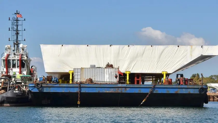 Interpress/Mazzega Venezia, 06.09.2016.- "MOSE" arrivati a Porto Malamocco i portelloni e le cerniere "maschio" del sistema Mose.-