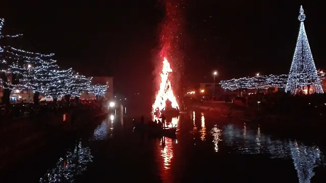 La bellissima Casera sul Lemene, di Concordia Sagittaria, allestita su una zattera sulle acque del fiume