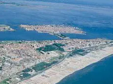 - Sottomarina con la spiaggia e il lungomare visti dall'alto