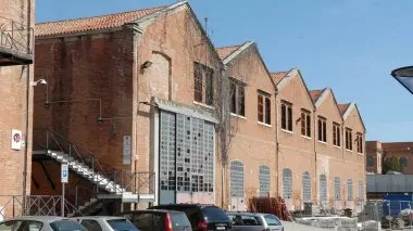 Auto in sosta davanti agli ex magazzini del porto Oggi sede dell’Autorità portuale