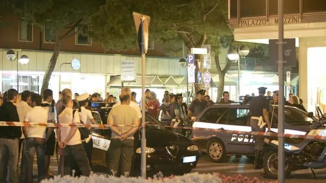 F.GAVAGNIN JESOLO PIAZZA MAZZINI ALLARME UNABOMBER ..ORE 11.30 CURIOSI E FORZE DELL'ORDINE