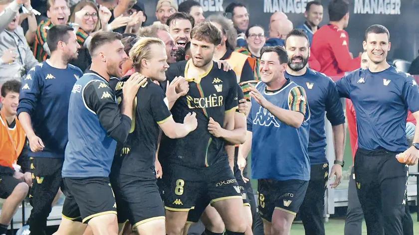 L'esultanza dopo il gol del Venezia