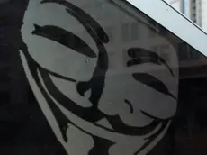 epa03079439 A view of the Anonymous logo on a laptop screen in front of the European Parliament headquarter in Brussels, Belgium, 26 January 2012. Earlier, the website of the European Parliament was hacked by Anonymous but fast put back online. EPA/JULIEN WARNAND*************** TRADUZIONE ***************epa03079439 Una prospettiva del logotipo Anonimo su un schermo di laptop di fronte al headquarter di Parlamento europeo in Brussels, il Belgio, 26 gennaio 2012. più Primo, il website del Parlamento europeo fu tagliato da Anonimo ma digiuno mise di nuovo on-line. EPA/JULIEN WARNAND