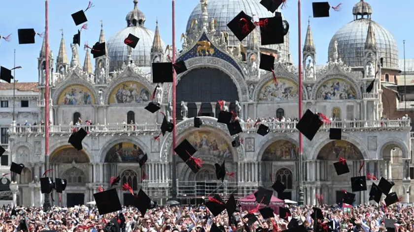 La cerimonia delle lauree in piazza San Marco