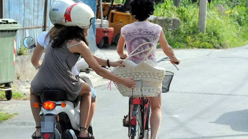 uno scippo ai danni di un cittadino in bici scooter