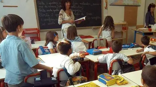 20090903 - PISTOIA - EDU - SCUOLA: PER I PRECARI ARRIVA IL CONTRATTO DI DISPONIBILITA' - Alunni in aula in una scuola elementare di Pistoia, in una foto d'archivio. LUCA CASTELLANI/ANSA / DBA