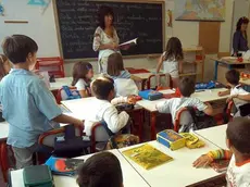 20090903 - PISTOIA - EDU - SCUOLA: PER I PRECARI ARRIVA IL CONTRATTO DI DISPONIBILITA' - Alunni in aula in una scuola elementare di Pistoia, in una foto d'archivio. LUCA CASTELLANI/ANSA / DBA