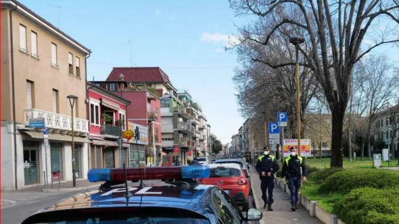 Auto della Polizia locale in via Piave