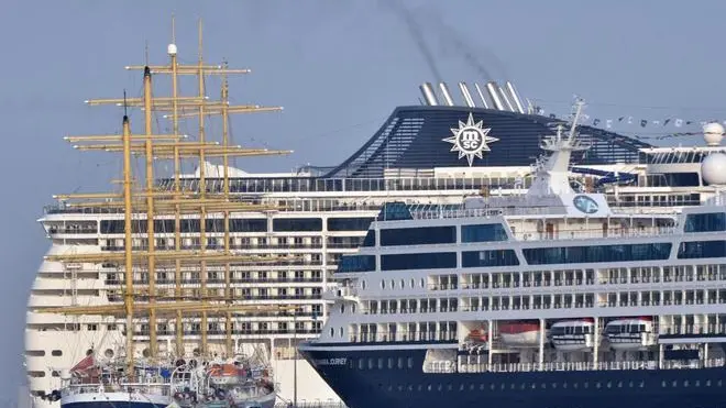 Supernavi in banchina alla stazione marittima di San Basilio, Venezia, 21 settembre 2013. Sono previsti nove transiti davanti a san Marco di navi da crociera di grossa stazza, sopra le 40mila tonnellate. ANSA/ANDREA MEROLA