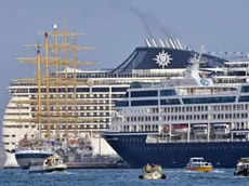 Supernavi in banchina alla stazione marittima di San Basilio, Venezia, 21 settembre 2013. Sono previsti nove transiti davanti a san Marco di navi da crociera di grossa stazza, sopra le 40mila tonnellate. ANSA/ANDREA MEROLA