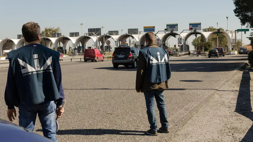 Un momento dell'operazione della Direzione investigativa antimafia denominata 'Tekno' in cui vengono contestati la concessione e il pagamento ai 57 dipendenti del Consorzio per le autostrade siciliane di incentivi ottenuti per lavoro che, secondo l'accusa, sarebbe stato svolto nell'orario d'ufficio e per compiti previsti dalla mansione svolta per conto del Cas. Messina, 12 aprile 2017. ANSA/ Us Direzione investigativa antimafia +++EDITORIAL USE ONLY - NO SALES+++