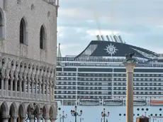 La supernave MSC Divina mentre transita nel bacino san Marco, Venezia, 21 settembre 2013. ANSA/ANDREA MEROLA