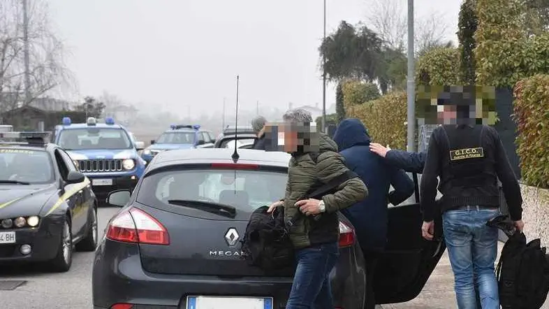 SCATTOLIN - DINO TOMMASELLA - ERACLEA - BLITZ DELLE FORZE DELL'ORDINE NELLE ABITAZIONI DEI DONADIO - UNO DEI DONADIO VIENE CARICATO IN MACCHINA