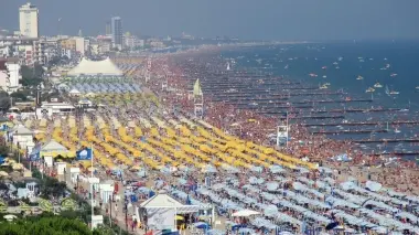 Il litorale di Jesolo in piena stagione estiva