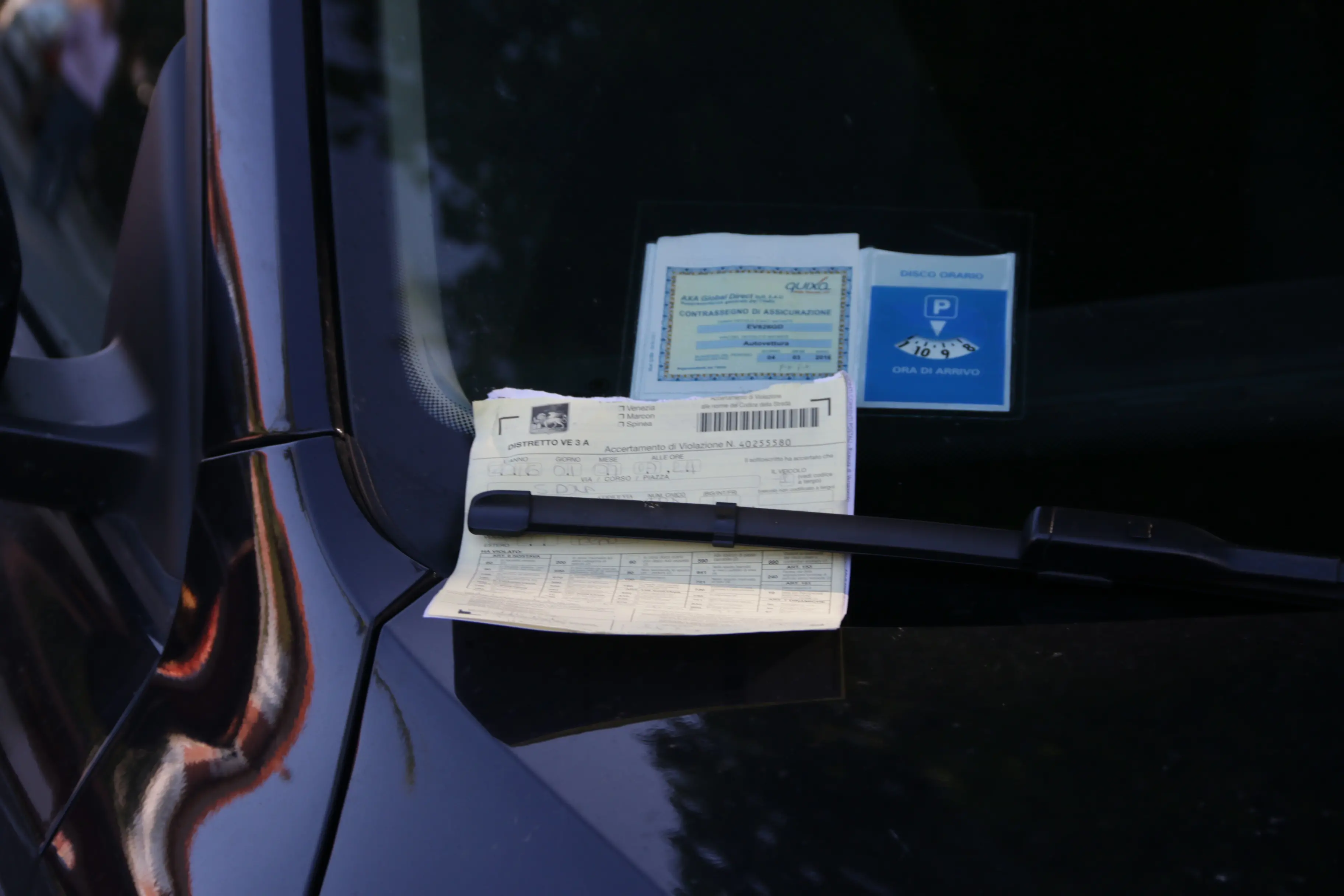 Foto Agenzia Candussi/ Chiarin/ Mestre, via San Donà/ I vigili fanno le multe alle auto parcheggiate presso il Palaplip durante la conferenza di Brugnaro