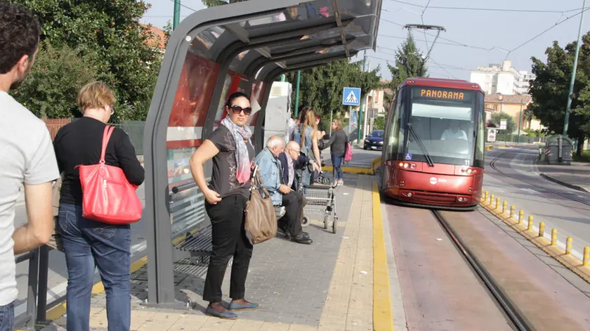 Evasori e non evasori del ticket sul tram da Mestre a Favaro e ritorno