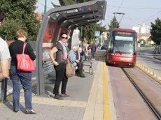 Evasori e non evasori del ticket sul tram da Mestre a Favaro e ritorno