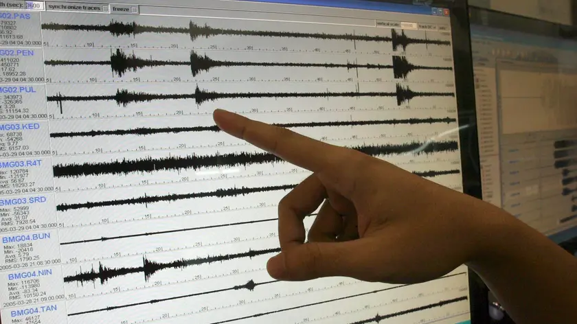 20050329 - CRO - TERREMOTI: RIENTRA PAURA MA RESTANO INTERROGATIVI..ESPERTI PERPLESSI PER COMPORTAMENTO TSUNAMI. Indonesian seismologists shows the graphic of the earthquake that hit northen Indonesia, at the National Earthquake Center in Jakarta Indonesia on Tuesday, 29 March 2005. The death toll continued to mount Tuesday, with Indonesian leaders saying up to 2,000 people may have perished after a 8.7-magnitude earthquake off the coast of Sumatra renewed fears of another tsunami disaster throughout Indian Ocean coastal regions. BAGUS INDAHONO / ANSA / RED