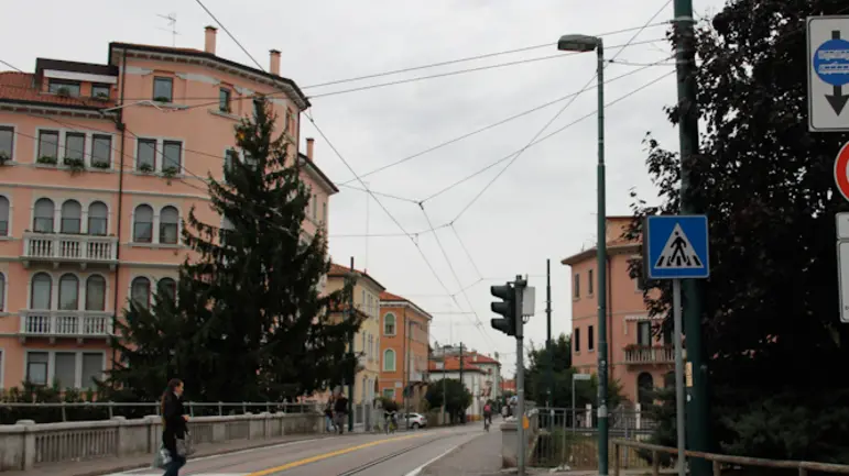 agenzia Candussi. giornalista Chiarin. Descrizione: primo giorno di apertura di alcune zone a traffico limitato e diminuzione delle tariffe dei parcheggi in centro. nella foto nuovi orari ztl di via Colombo-incrocio viale San Marco.