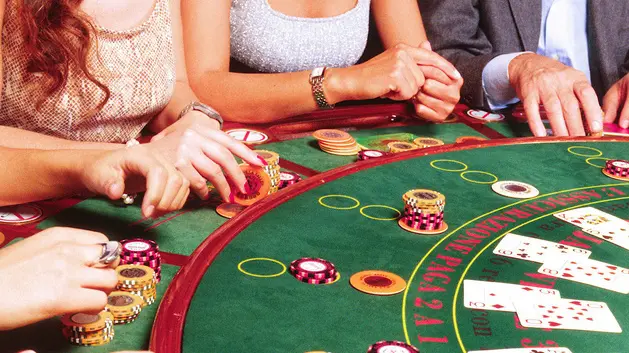 Lo sbarco degli 'americani' in Italia fu una rivoluzione. 30 anni fa, il primo settembre del 1981, l'arrivo dei giochi americani nelle sale del Casino' di Saint-Vincent, il primo a sperimentarli in Italia, rappresento' per la clientela dei tavoli verdi una novita' che contagio' subito le altre case da gioco. Black jack, Slot machine e Roulette americana, giochi veloci e accessibili, con minimi di puntata piu' bassi, furono subito avvertiti 'alla portata di tutti' rispetto ai piu' paludati ed elitari Chemin de fer, Trente quarante e Roulette francese. ANSA/UFFICIO STAMPA CASINO' SAINT-VINCENT +++EDITORIAL USE ONLY - NO SALES+++