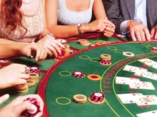 Lo sbarco degli 'americani' in Italia fu una rivoluzione. 30 anni fa, il primo settembre del 1981, l'arrivo dei giochi americani nelle sale del Casino' di Saint-Vincent, il primo a sperimentarli in Italia, rappresento' per la clientela dei tavoli verdi una novita' che contagio' subito le altre case da gioco. Black jack, Slot machine e Roulette americana, giochi veloci e accessibili, con minimi di puntata piu' bassi, furono subito avvertiti 'alla portata di tutti' rispetto ai piu' paludati ed elitari Chemin de fer, Trente quarante e Roulette francese. ANSA/UFFICIO STAMPA CASINO' SAINT-VINCENT +++EDITORIAL USE ONLY - NO SALES+++