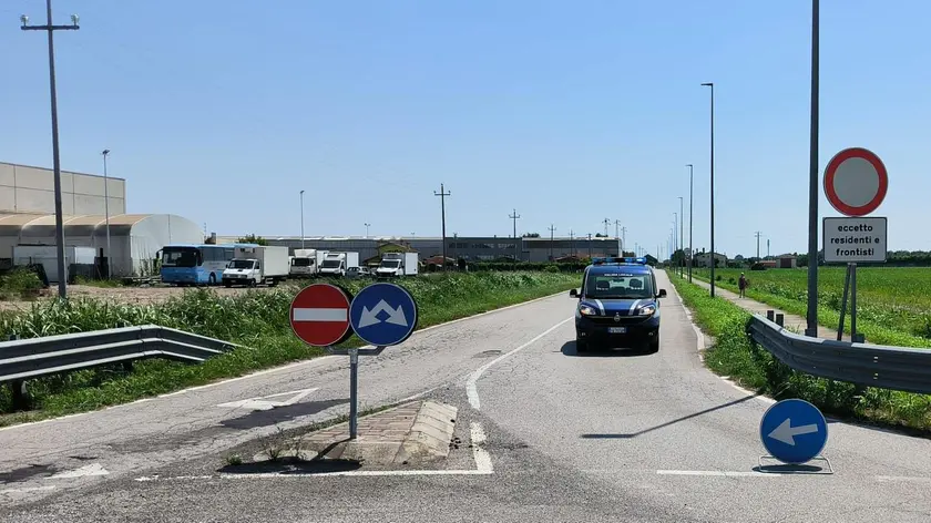 Il posto di controllo della polizia locale attivato da ieri mattina alla rotatoria di Valli