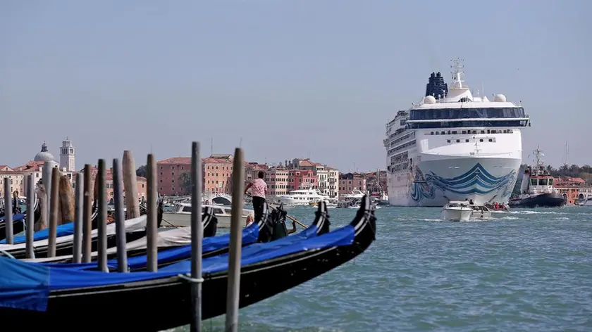 Grandi navi: una nave da crociera nel canale della Giudecca davanti a piazza San Marco, Venezia 27 settembre 2014..ANSA/ALESSANDRO DI MEO