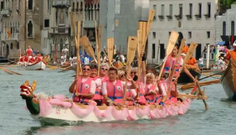 Il dragonboat rosa delle donne operate al seno