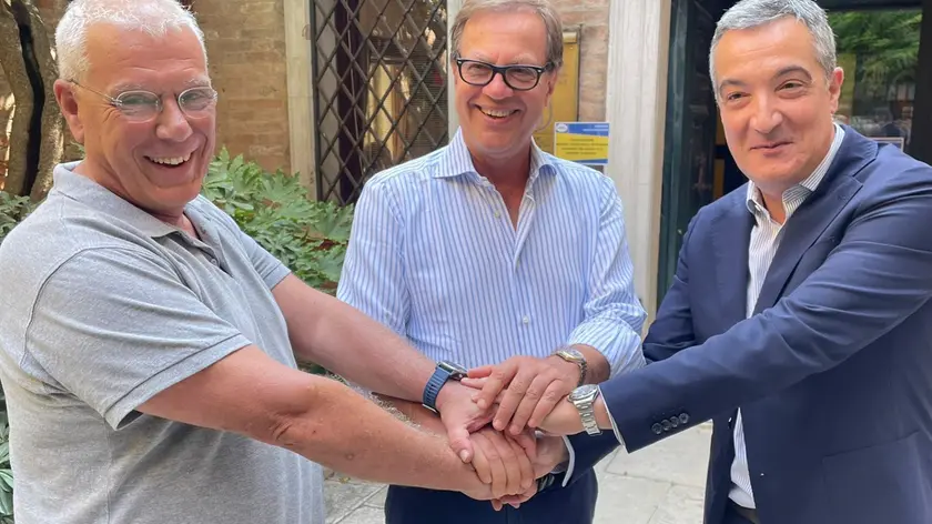 Al centro Gianni De Cecchi con il successore Matteo Masat (a destra) e Andrea Bertoldini, presidente della Confartigianato