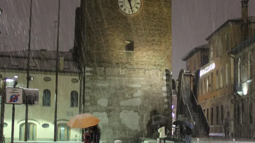 La prima neve cade su Mestre - nella foto via Palazzo