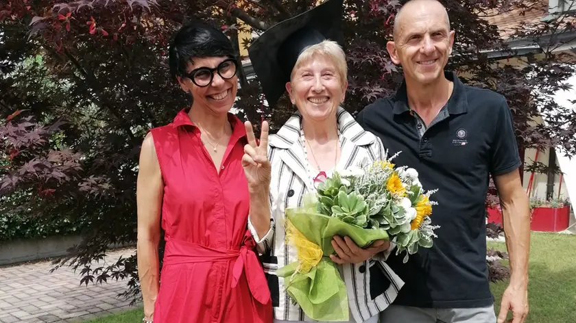 Santa Giulia Simonato festeggia il diploma con i figli