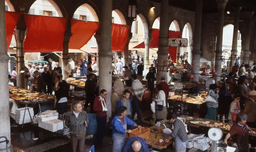 Una foto del Mercato del pesce degli anni Ottanta