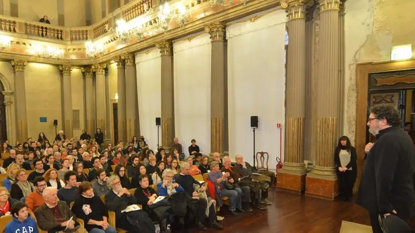 Interpress/M.Tagliapietra Venezia 13.02.2016.- Concerto Conservatorio Benedetto Marcello. Il Direttore d'orchestra Maurizio Dini Ciacci espone i problemi prima dello stesso.