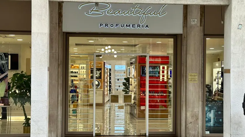 La profumeria Beautiful di via Poerio, dove si è consumata la rapina