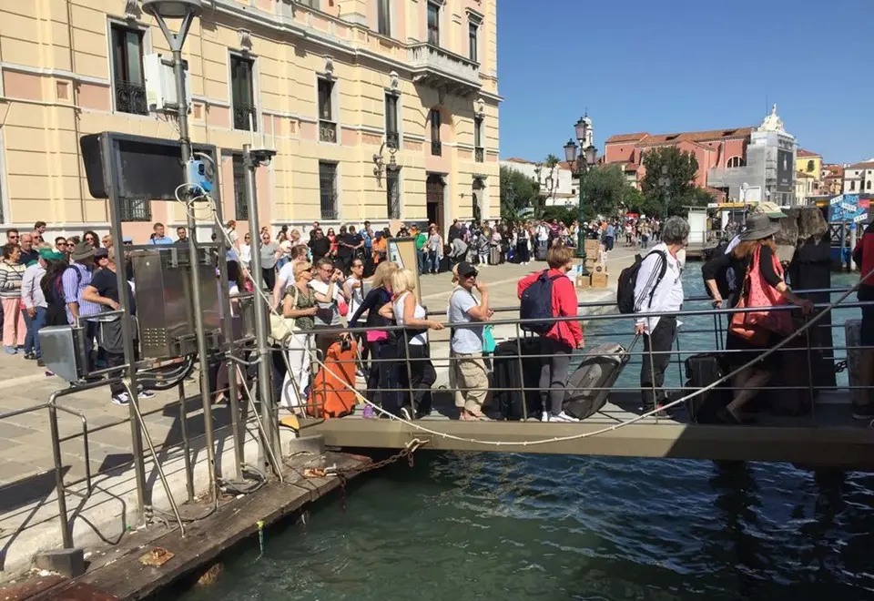 Interpress/ 02.10.17.- Enormi code di gente si formano alla linea 1 ferrovia. Foto archivio