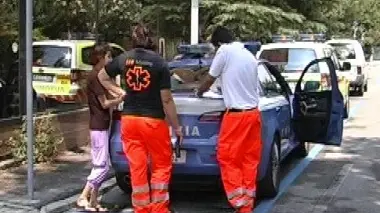 La polizia e i sanitari dopo i rilievi nell’hotel della tragedia
