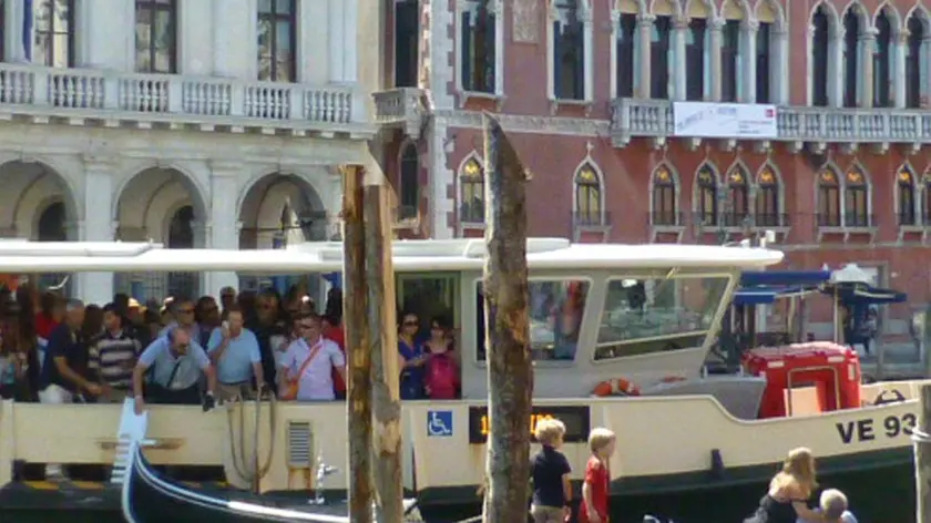 Interpress/Mazzega Vitucci Venezia, 17.08.2013.- Incidente mortale in Canal Grande, Vaporino della linea 1 sperona una gondola con quattro turisti tedeschi.- Nella foto subito dopo l'incidente, la moglie sostiene la testa al marito