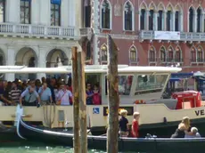 Interpress/Mazzega Vitucci Venezia, 17.08.2013.- Incidente mortale in Canal Grande, Vaporino della linea 1 sperona una gondola con quattro turisti tedeschi.- Nella foto subito dopo l'incidente, la moglie sostiene la testa al marito