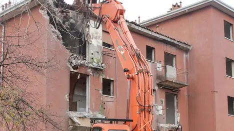 Demolizione di un edificio del complesso residenziale le "vaschette" di via Pasini a Marghera