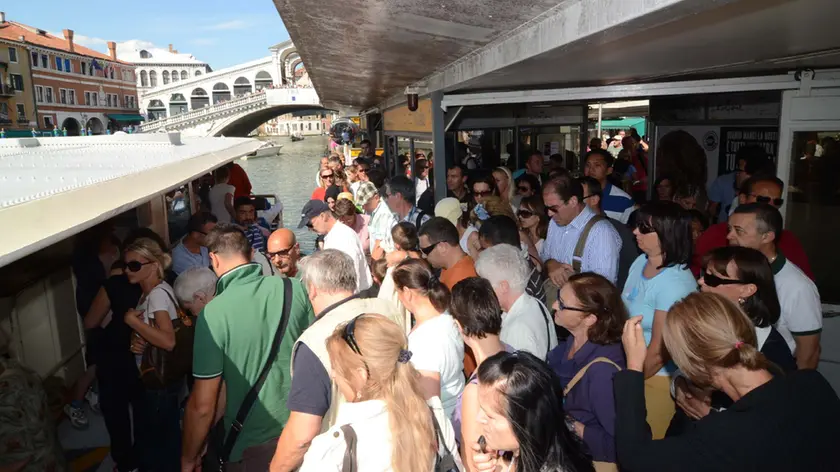 Pellicani Venezia 26.07.2011.- Imbarco differenziato per possessori dell'imob e non. Pontile actv linea 2 Rilato direzione Piazzale Roma.- Interpress Pellicani Venezia 26.07.2011.- Imbarco differenziato per possessori dell_imob e non. Pontile actv linea 2 Rilato direzione Piazzale Roma. - Interpress