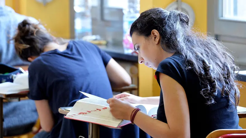 Gli studenti affrontano la seconda prova degli esami di maturità 2015 presso il Liceo Cavour, Torino, 18 Giugno 2015 ANSA/ ALESSANDRO DI MARCO