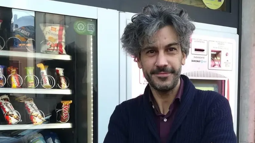 Gian Maria Micheletti, 42 anni, nella sua tabaccheria