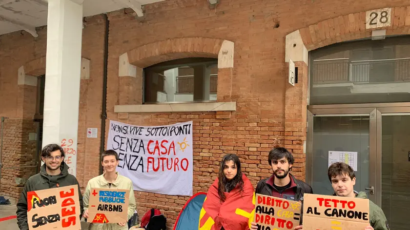 Studenti universitari davanti alla residenza di San Giobbe, una tra le più care e che sono costretti a lasciare a giugno, in pieno periodo di esami, perché le stanze vengano affittate ai turisti