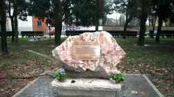 Il monumento prima del danneggiamento