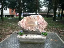 Il monumento prima del danneggiamento