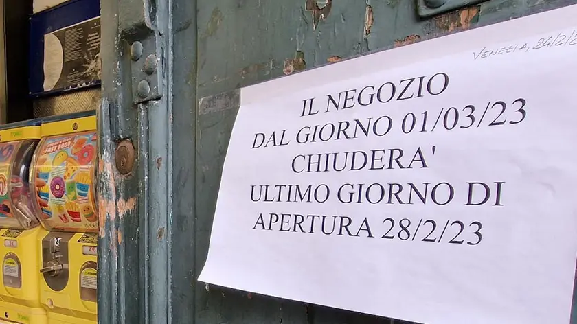 Il cartello che annuncia la chiusura del supermercato veneziano