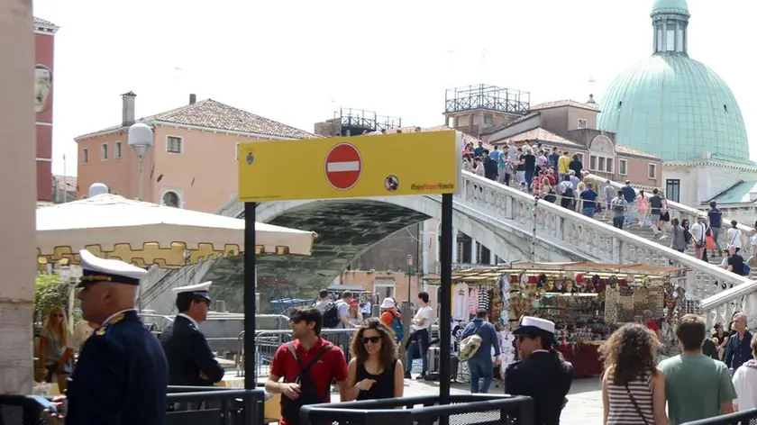 Rispuntano i tornelli ai varchi di accesso