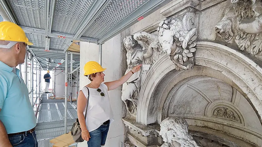 I tecnici mostrano lo stato di degrado delle statue in pietra d’Istria